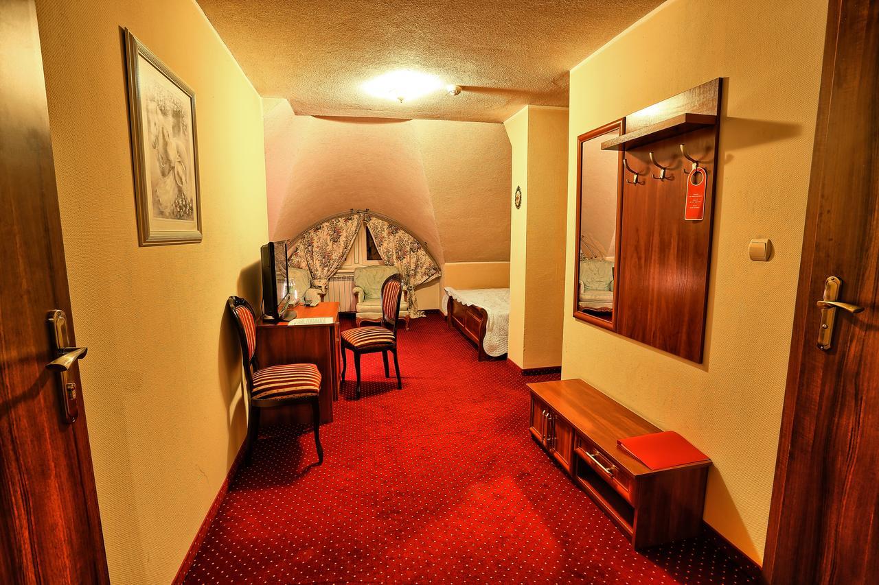 Hotel Zodiak Radomsko Extérieur photo